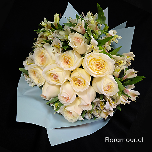 Ramo de 12 rosas color blanco pastel complementadas con alstroemerias